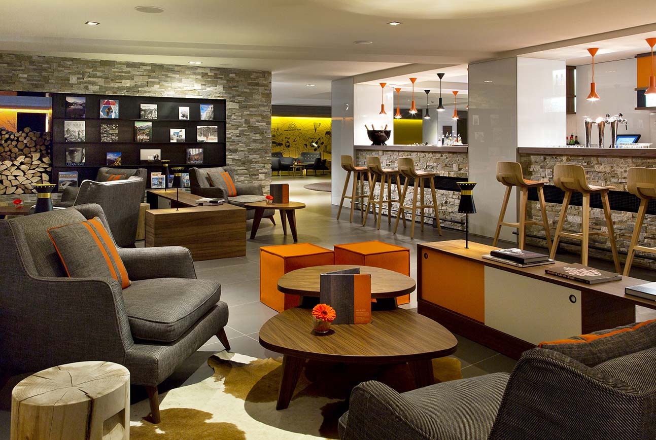 Hotel Héliopic Chamonix - Hotel bar with spacious seating area bright bar with stools
