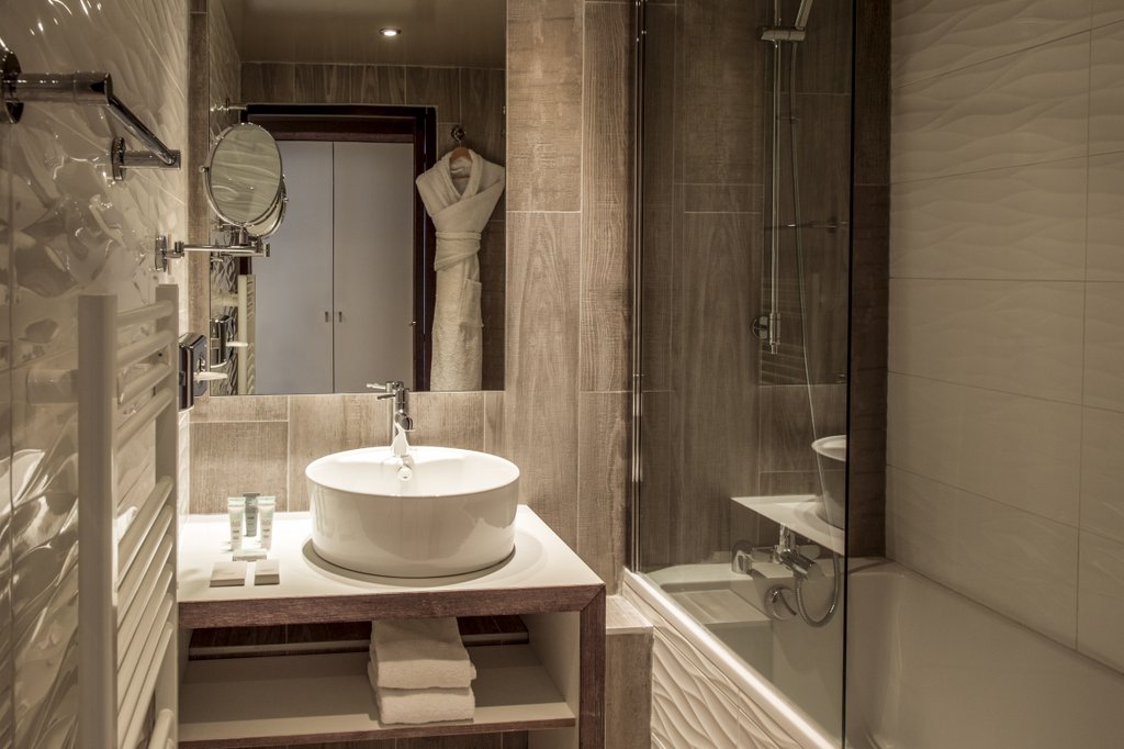 Hotel Le Pic Blanc Alpe d'Huez - Hotel bathroom bath with shower