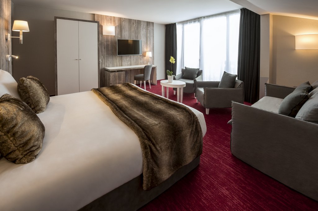 Hotel Le Pic Blanc Alpe d'Huez - Hotel bright bedroom with sofa seating area and wardrobe