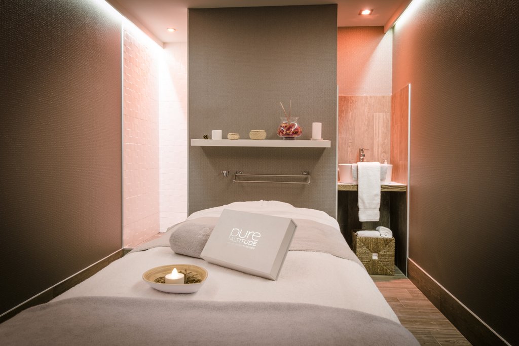 Hotel Le Pic Blanc Alpe d'Huez - Hotel spa treatment room with massage bed and potpourri