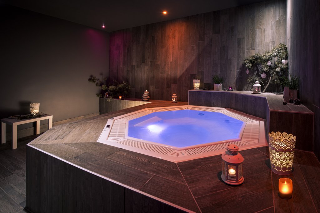Hotel Le Pic Blanc Alpe d'Huez - Hotel indoor spa jacuzzi with candles and mood lighting