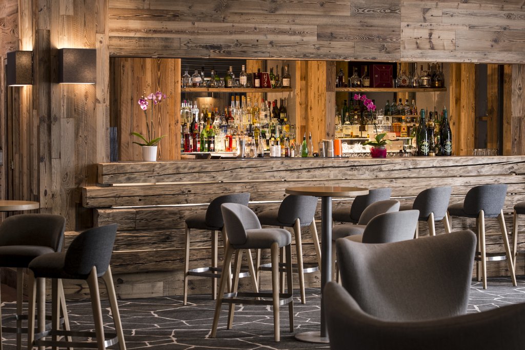 Hotel Le Pic Blanc Alpe d'Huez - Hotel bar with wodden panels and high stool seats with tables