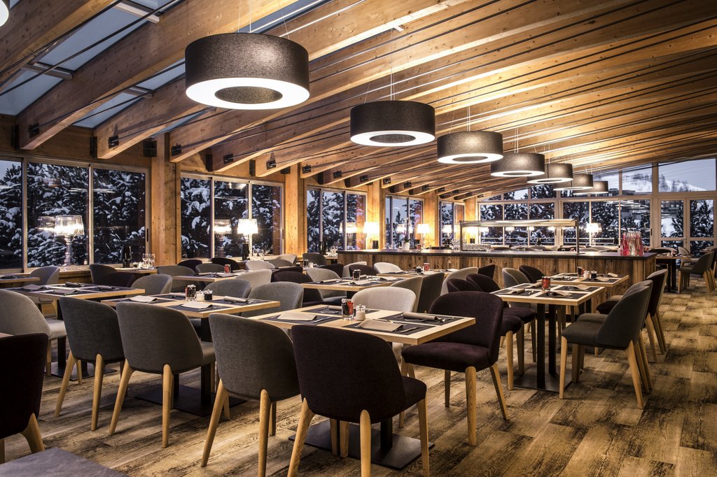 Hotel Le Pic Blanc Alpe d'Huez - Hotel bright dining room with buffet bar and mountain views