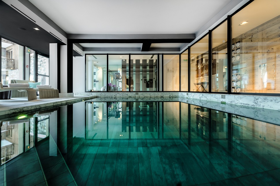 Hotel La Sivolière Courchevel - Indoor spa swimming pool with loungers and large windows