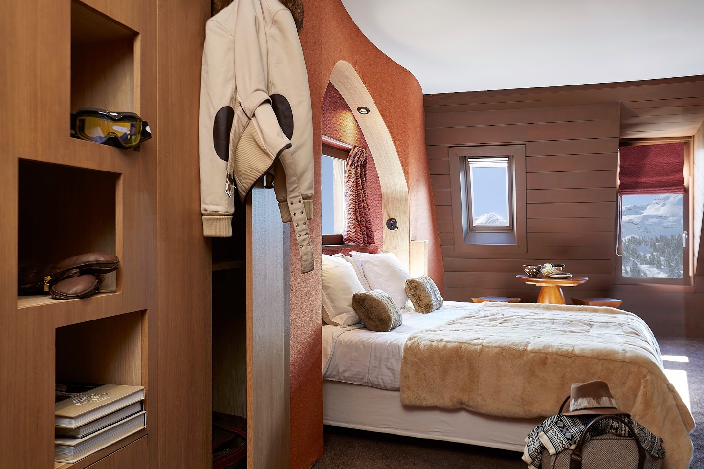 Hotel Des Dromonts Avoriaz - Bright bedroom with three windows mountain views and a wardrobe