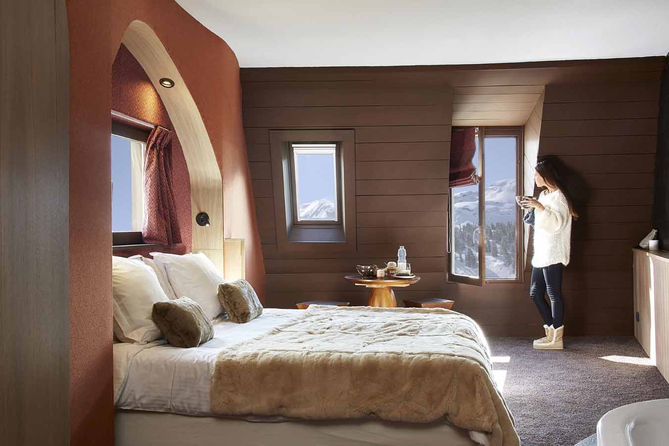 Hotel Des Dromonts Avoriaz - Bedroomo with seating area and mountain view picturesque windows