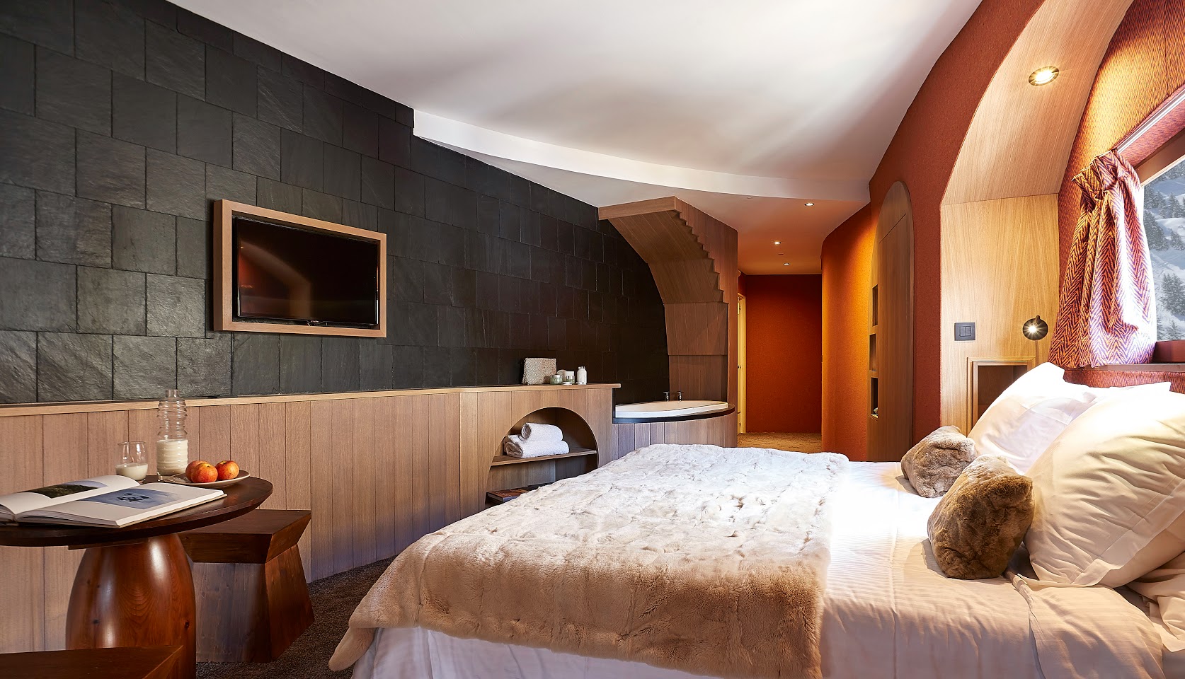 Hotel Des Dromonts Avoriaz - Large double bedroom with seating area and bath