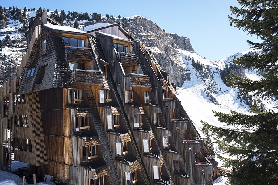Hotel Des Dromonts Avoriaz - Hotel exterior with trees and mountains