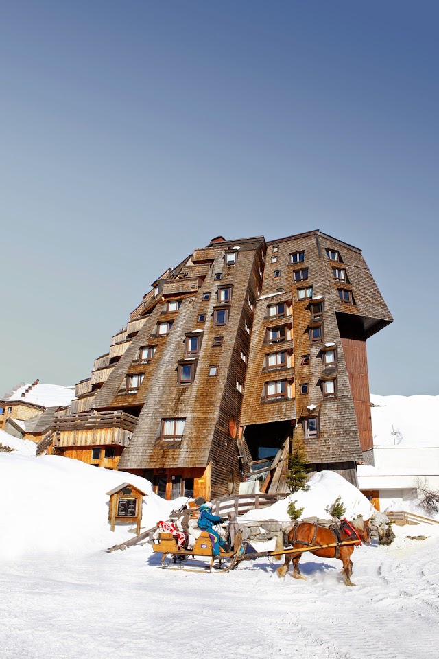 Hotel Des Dromonts Avoriaz - Exterior with snow and a horse drawn carriage