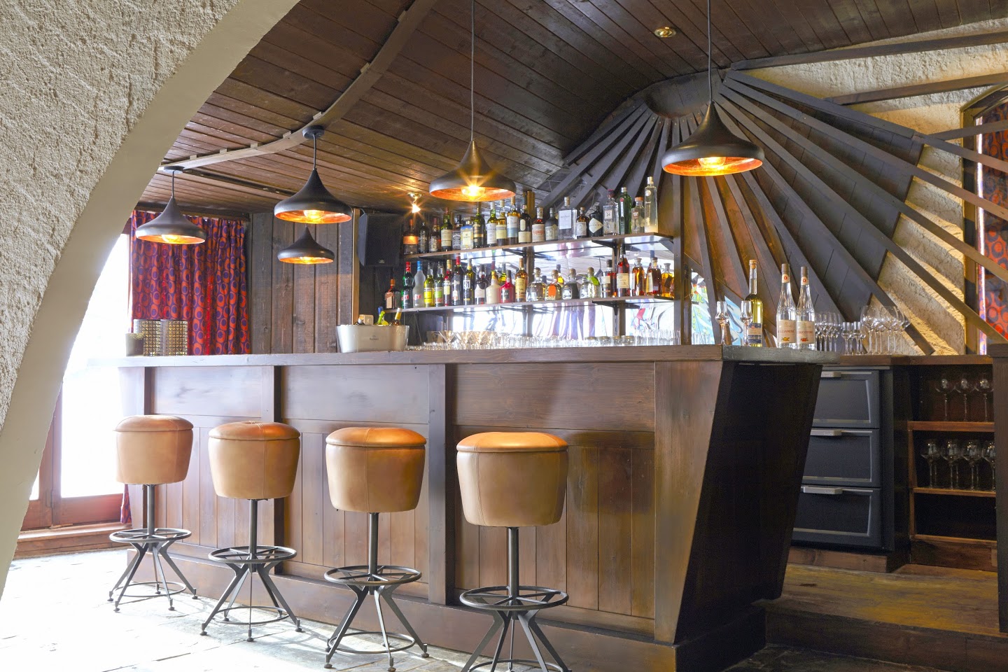 Hotel Des Dromonts Avoriaz - Contemporary bar with stools and wooden features
