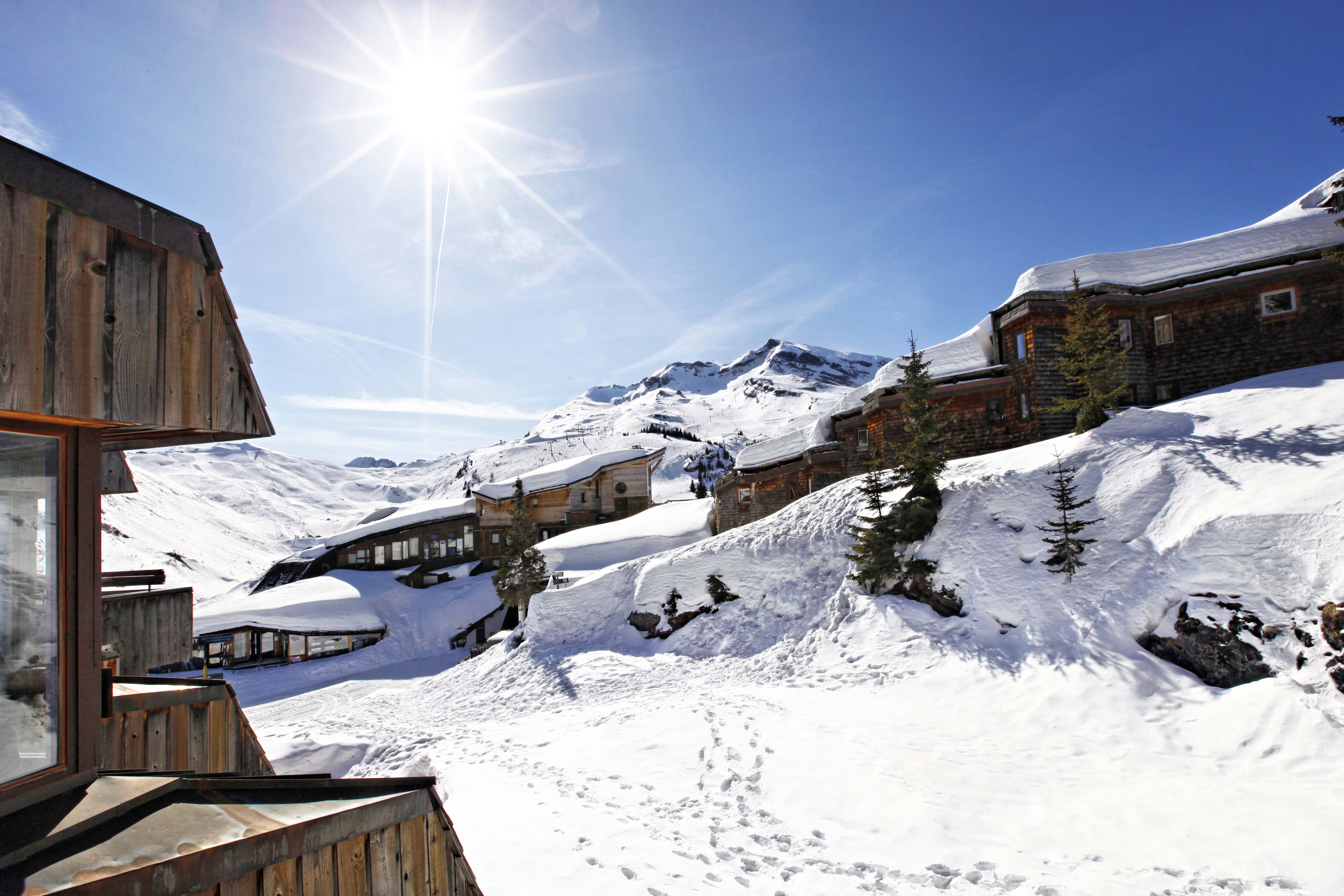 Hotel Des Dromonts Avoriaz - Resort with blue skies sunshine and mountains