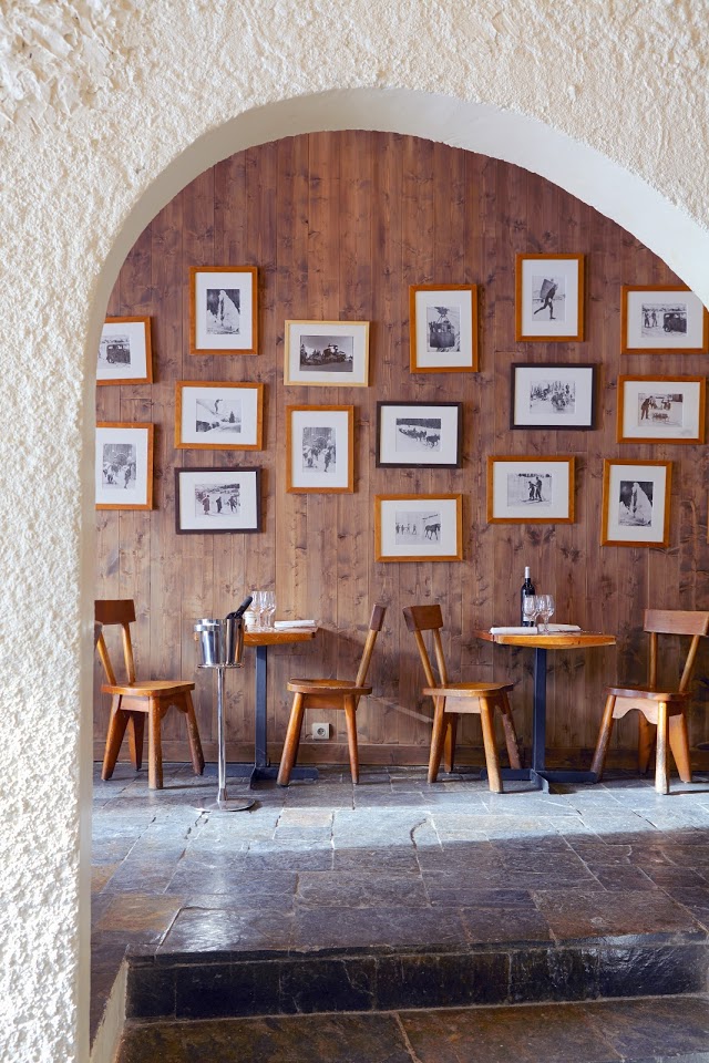 Hotel Des Dromonts Avoriaz - Table and chairs for dining with an archway entrance
