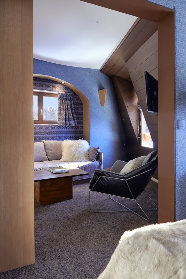 Hotel Des Dromonts Avoriaz - Bedroom suite living room with chair sofa table and windows