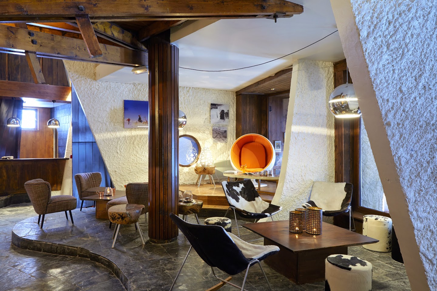Hotel Des Dromonts Avoriaz - Bright lobby seating area with large windows