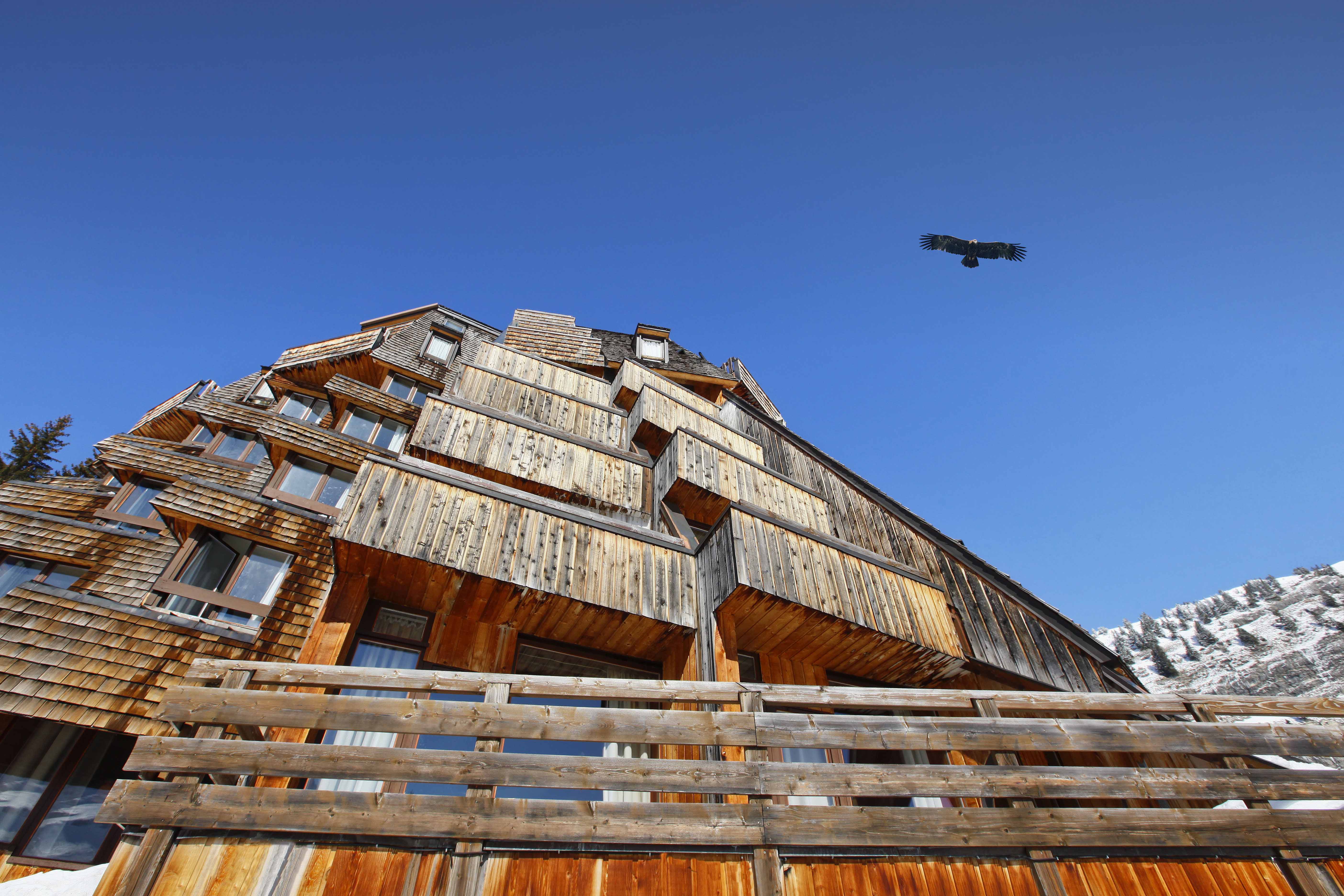 Hotel Des Dromonts Avoriaz - Exterior with blues skies bird of prey and mountains