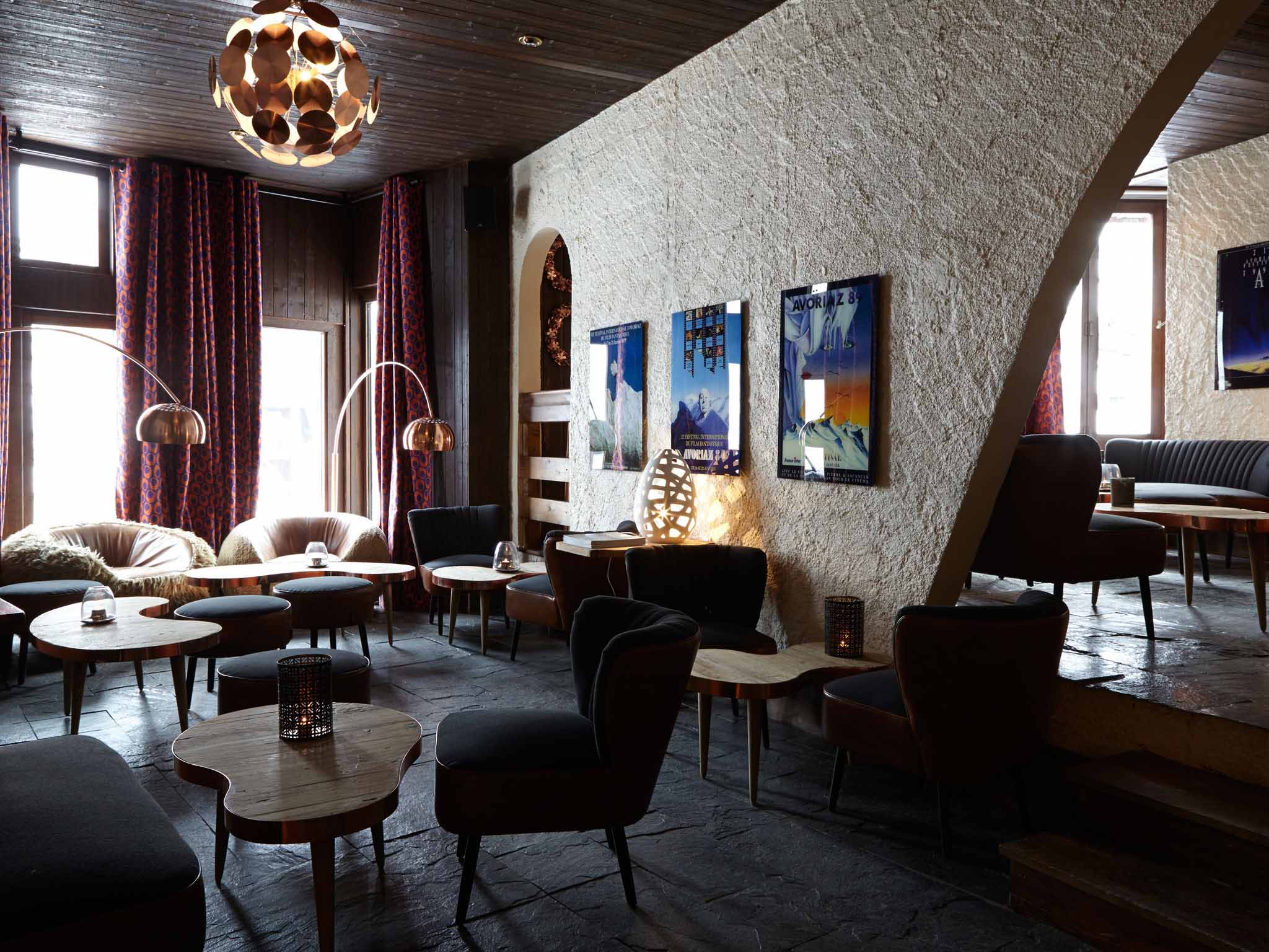 Hotel Des Dromonts Avoriaz - comfy bar seating area with bright windows