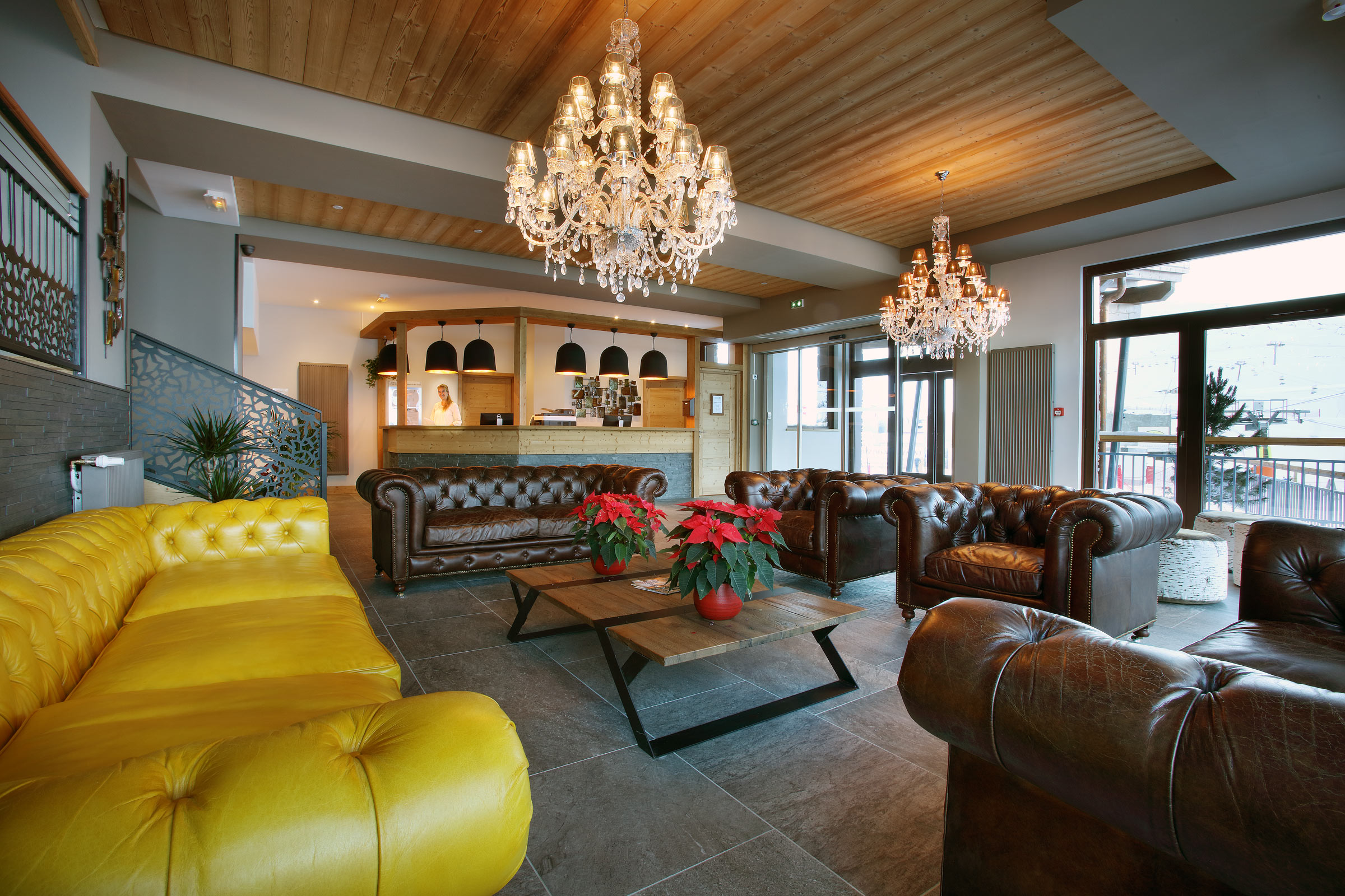 Residence La Source des Arcs, Les Arcs - reception area with sofas and coffee table