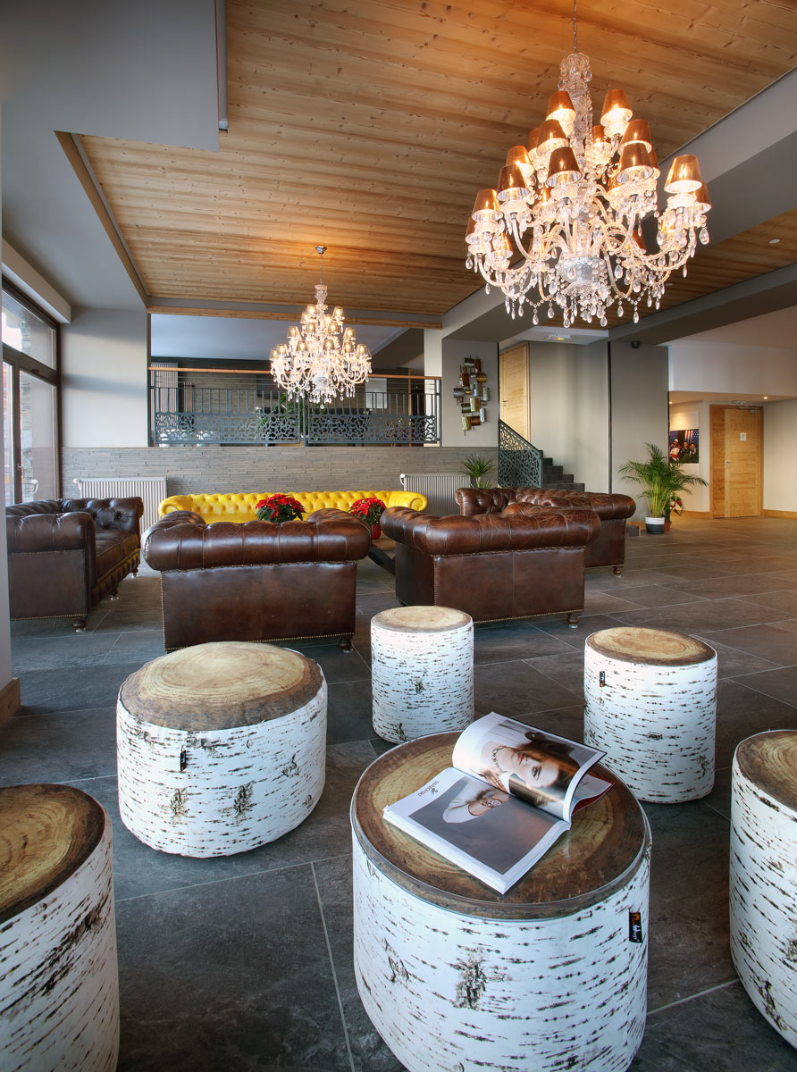 Residence La Source des Arcs, Les Arcs - lobby with seats and chandeliers