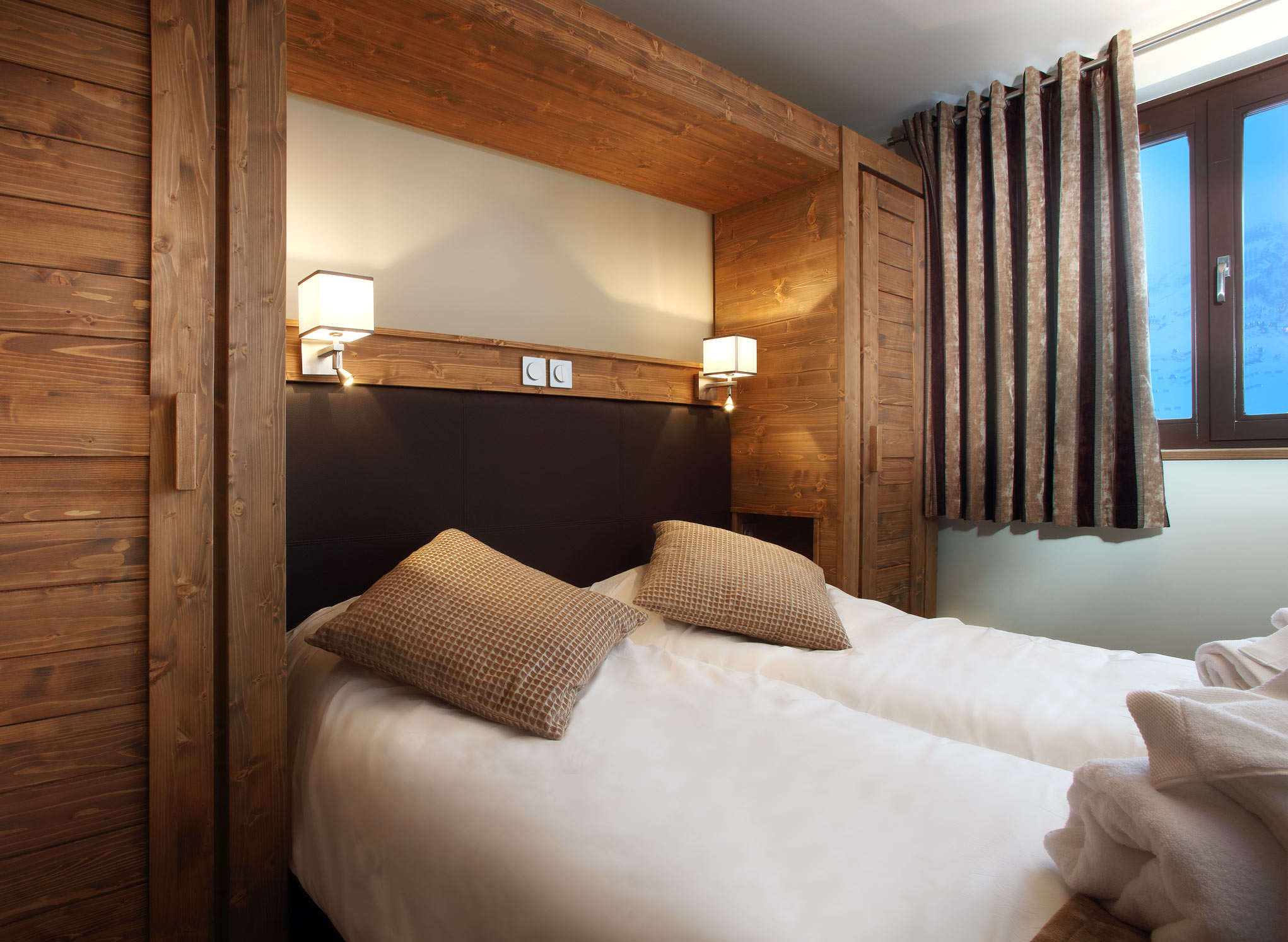 Residence La Source des Arcs, Les Arcs - double bedroom with wardrobe storage