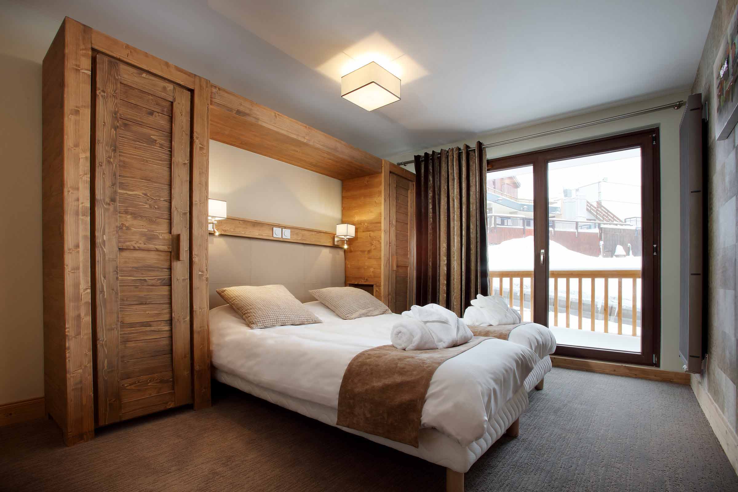 Residence La Source des Arcs, Les Arcs - bedroom with floor to ceiling windows
