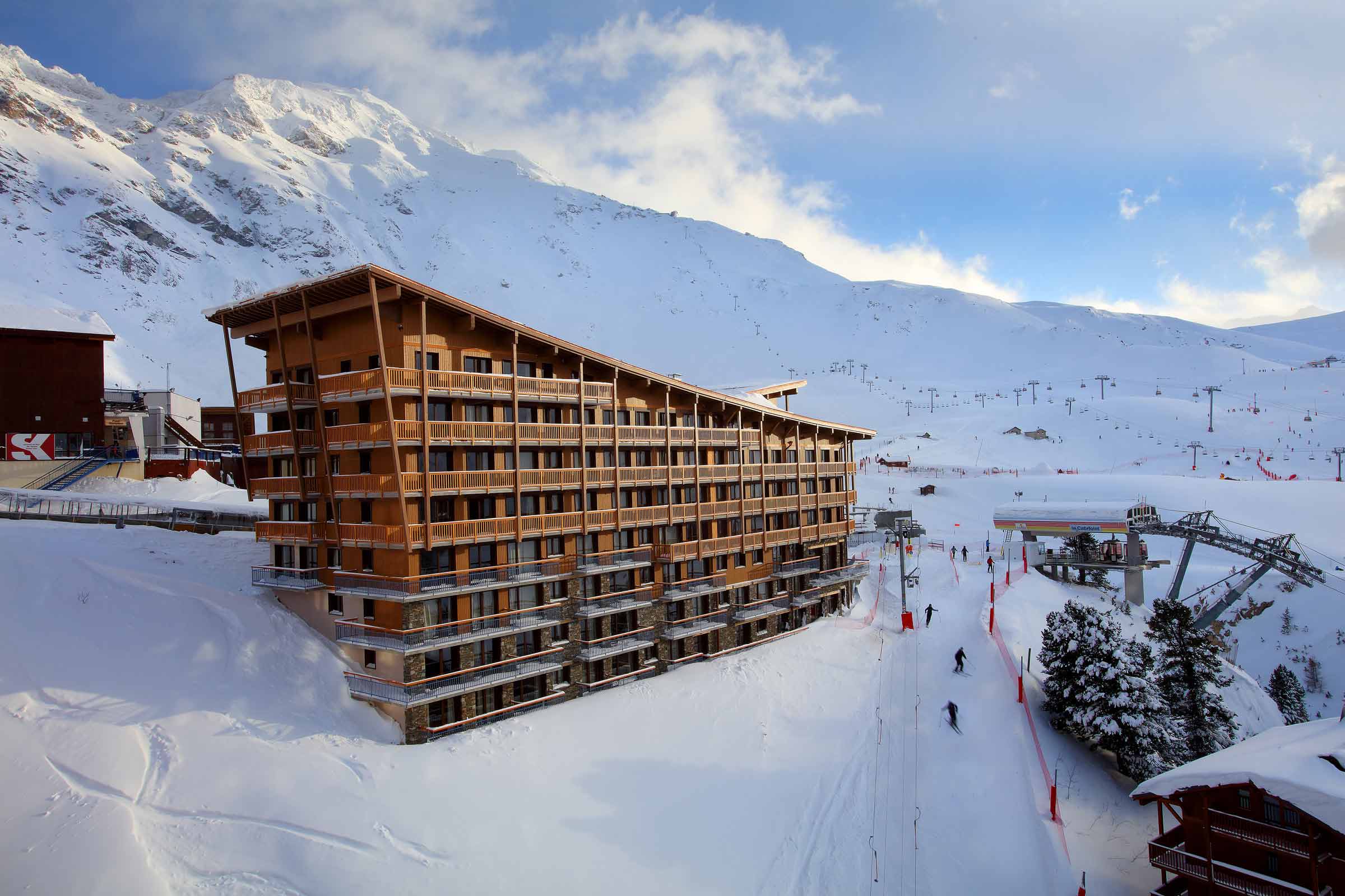 Residence La Source des Arcs, Les Arcs - residence exterior with ski slopes in the background