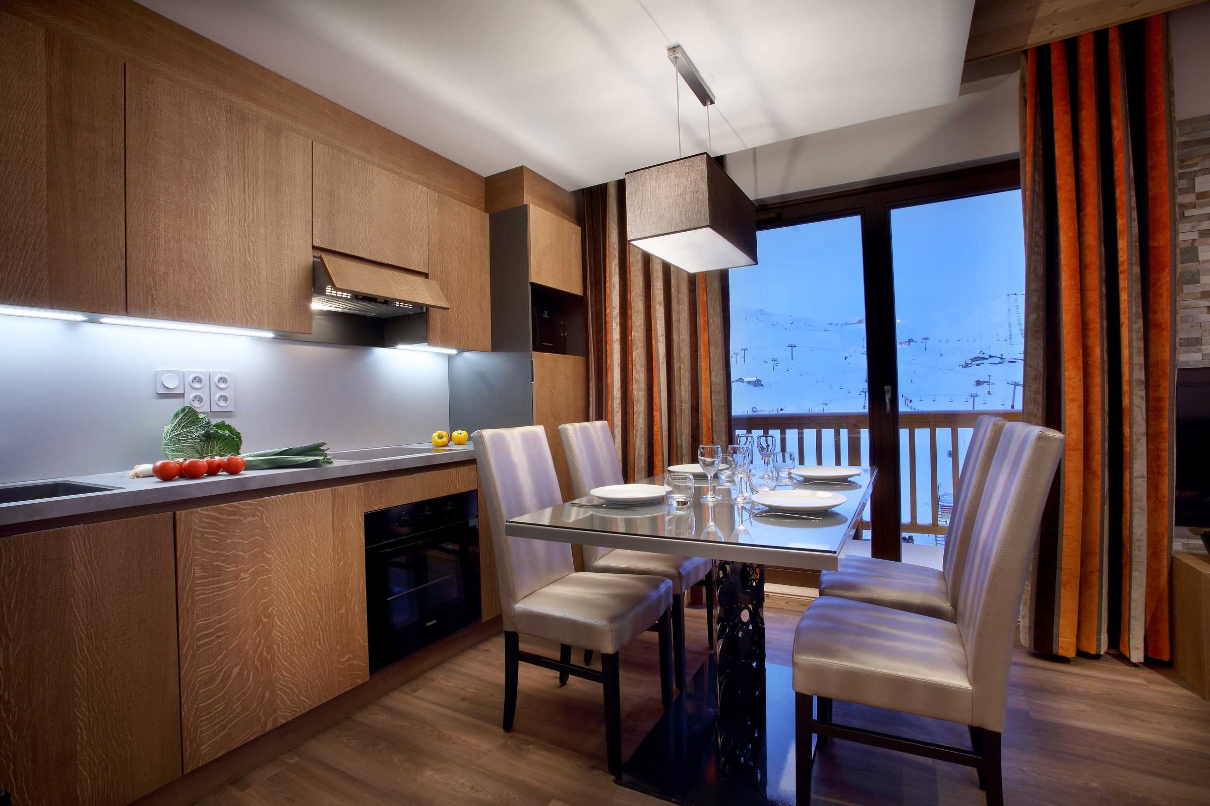 Residence La Source des Arcs, Les Arcs - kitchen and dining table