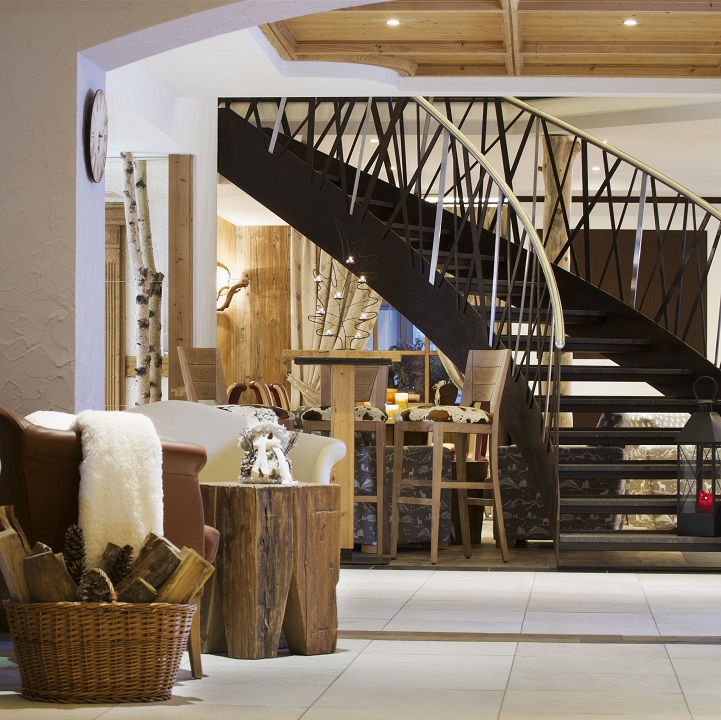 Sporthotel Romantic Plaza, Madonna di Campiglio - lobby with impressive stairway and comfortable seats
