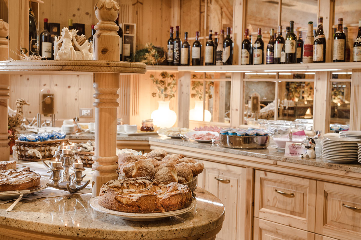Sporthotel Romantic Plaza, Madonna di Campiglio - breakfast buffet with breads and cakes