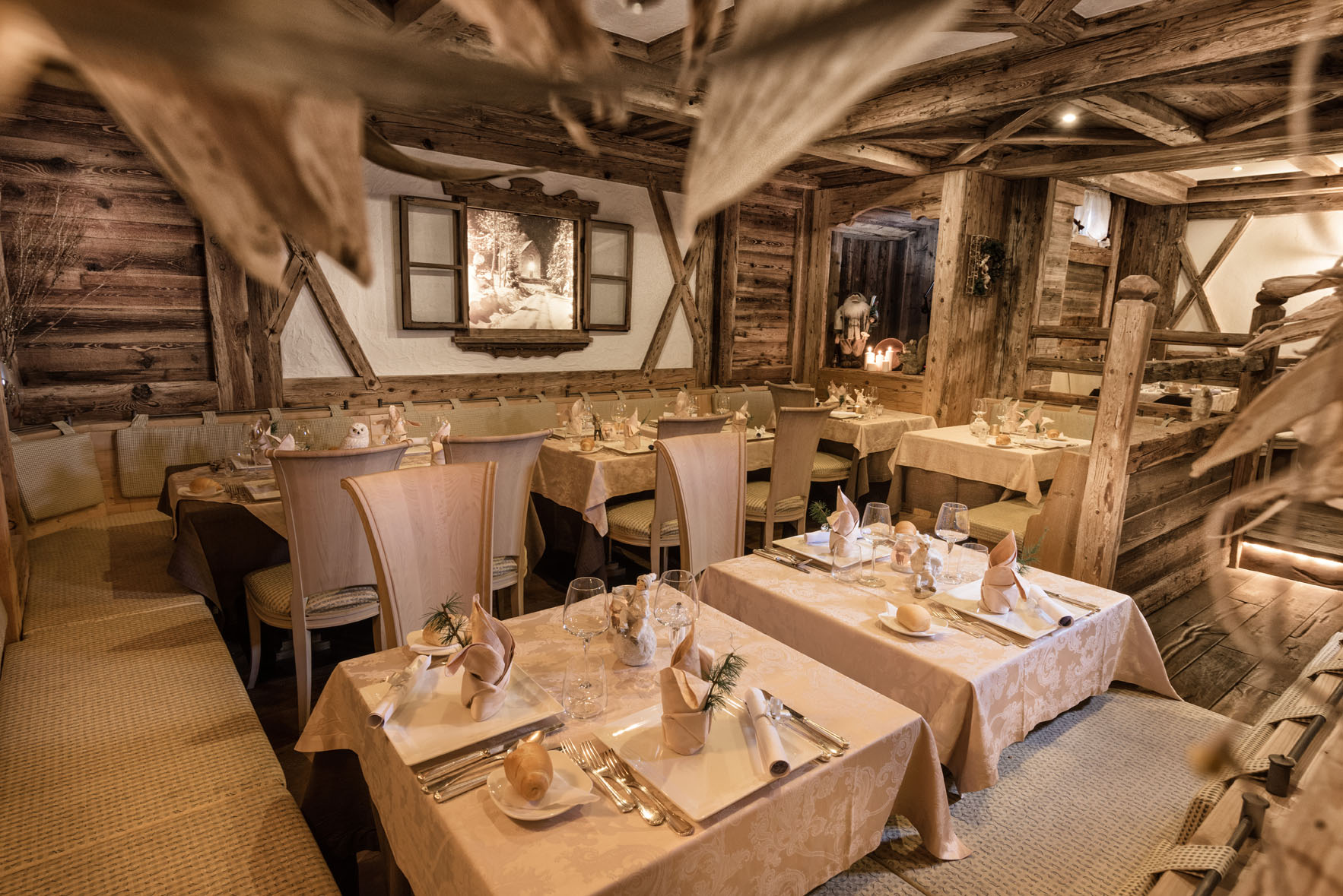 Sporthotel Romantic Plaza, Madonna di Campiglio - restaurant with tables set for dinner